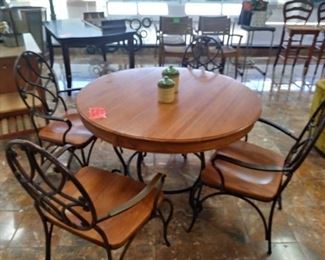 Oak Pedestal Table with 4 chairs.