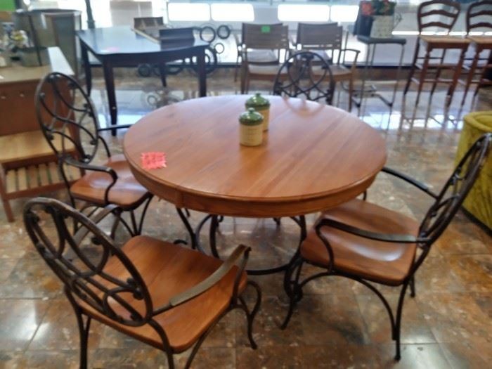 Oak Pedestal Table with 4 chairs.