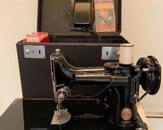 1951 Singer Featherweight 221K
Beautiful condition, like new
With case, manual, etc. 
A real beauty