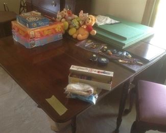 Dining table, pads, leaves and four chairs...