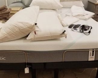Temper Pedic King size bed. Multiple Linens!