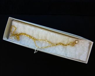 22 carat gold necklace with pearl. Silent Auction.