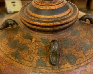 Extremely well-preserved Indian urn. Silent Auction.