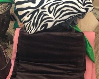 Misc blankets in good condition