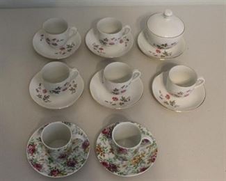 Porzellan Small Tea Cups and Saucers
