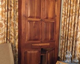 Corner cupboard