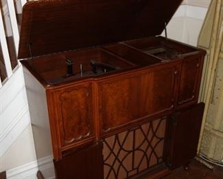 Vintage console stereo cabinet w/ turntable, not working