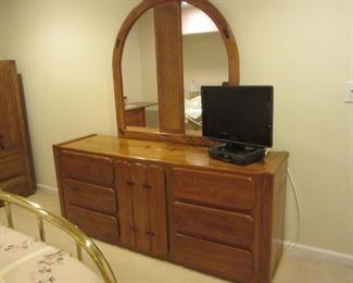 Stanley oak dresser , Complete bedroom set  $ 250 or best offer