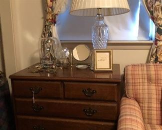 Nice little four drawer chest, crystal lamp and accessories.