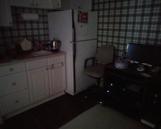 Corner basement kitchen