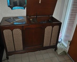console radio and turntable