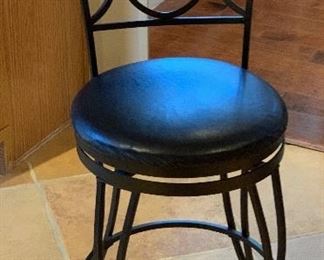 3pc Swivel Counter Height Stools/Chairs	39x16.5x17in D seat height : 23.5in	HxWxD
