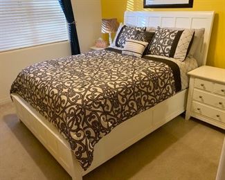 Queen Folio 21 White Bed Mattress/Frame 	55x64x91in	HxWxD