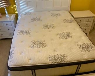 Queen Folio 21 White Bed Mattress/Frame 	55x64x91in	HxWxD