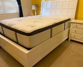 Queen Folio 21 White Bed Mattress/Frame 	55x64x91in	HxWxD