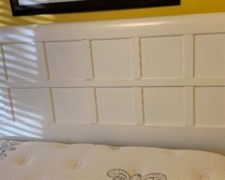 Queen Folio 21 White Bed Mattress/Frame 	55x64x91in	HxWxD
