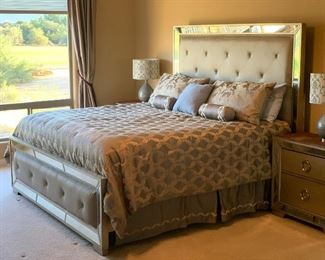 King Pulaski Farrah Silver Metallic Mirrored Bed Mattress/Frame	70x80x89in	HxWxD
