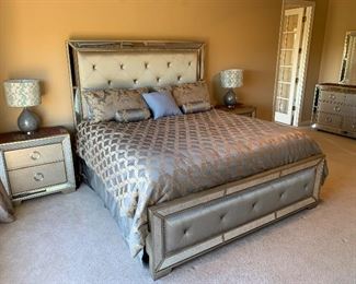 King Pulaski Farrah Silver Metallic Mirrored Bed Mattress/Frame	70x80x89in	HxWxD
