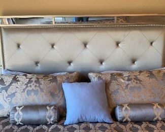 King Pulaski Farrah Silver Metallic Mirrored Bed Mattress/Frame	70x80x89in	HxWxD
