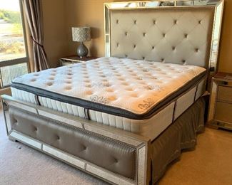 King Pulaski Farrah Silver Metallic Mirrored Bed Mattress/Frame	70x80x89in	HxWxD
