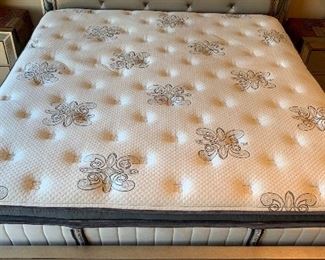 King Pulaski Farrah Silver Metallic Mirrored Bed Mattress/Frame	70x80x89in	HxWxD
