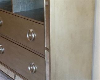 Media Chest/Dresser Pulaski Farrah Silver Metallic Mirrored	42x46x18.5in	HxWxD
