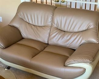 Contemporary 2-Tone Leather Blend Loveseat Sofa	36x67x33in	HxWxD