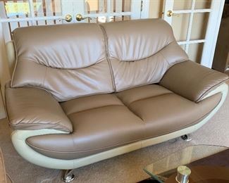 Contemporary 2-Tone Leather Blend Loveseat Sofa	36x67x33in	HxWxD