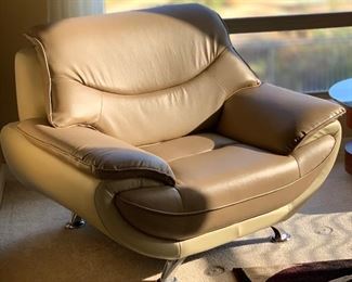 Contemporary 2-Tone Leather Blend Chair	36x48x33in	HxWxD
