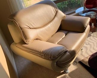 Contemporary 2-Tone Leather Blend Chair	36x48x33in	HxWxD
