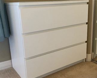 Contemporary 3-Drawer Dresser WHITE	30x32x19in	HxWxD
