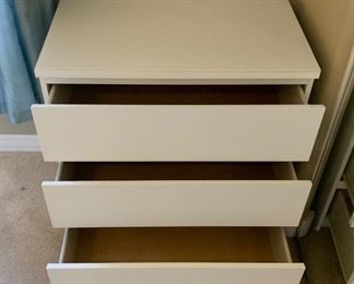 Contemporary 3-Drawer Dresser WHITE	30x32x19in	HxWxD
