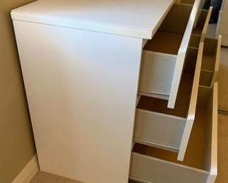 Contemporary 3-Drawer Dresser WHITE	30x32x19in	HxWxD
