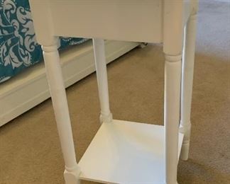 Small Black/White Pedestal Table	 	
