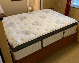 Queen Natural Wood Faux Marble Bed	57x68x93	HxWxD
