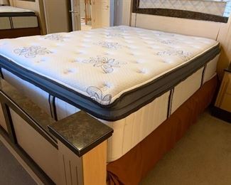 Queen Natural Wood Faux Marble Bed	57x68x93	HxWxD
