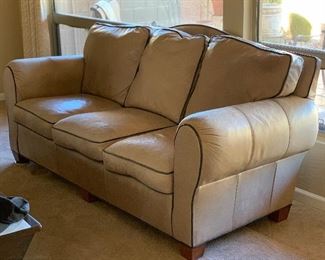 Thomasville Leather Sofa/Couch	38x82x38in	HxWxD