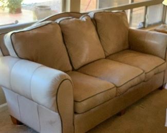 Thomasville Leather Sofa/Couch	38x82x38in	HxWxD