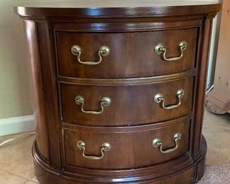 Thomasville Oval Chest	22.5x25x21in	HxWxD
