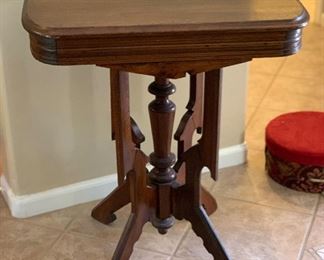 Antique Side table	28x26x17	HxWxD