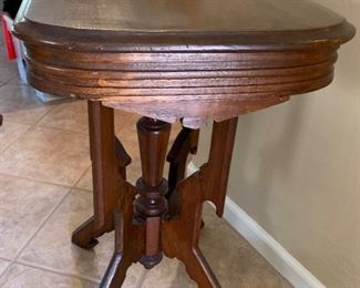 Antique Side table	28x26x17	HxWxD