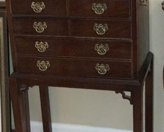 Thomasville Chippendale style cherry silver chest	38x233x13.5	HxWxD