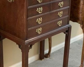 Thomasville Chippendale style cherry silver chest	38x233x13.5	HxWxD