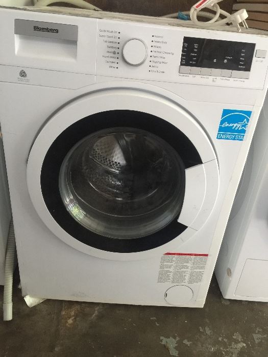 Blomberg Washer apartment size can be stacked 