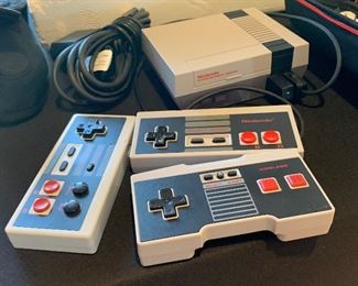 Nintendo NES Mini Reissue System CLV-001	 	
