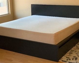 Contemporary King Black Bed w/ tempur-pedic mattress	39x82x83in	HxWxD
