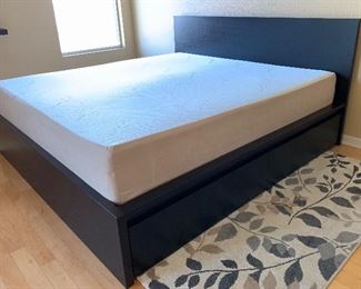 Contemporary King Black Bed w/ tempur-pedic mattress 39x82x83in HxWxD