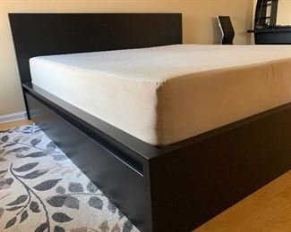 Contemporary King Black Bed w/ tempur-pedic mattress	39x82x83in	HxWxD
