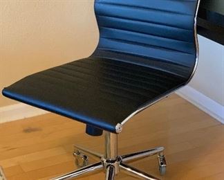 Black Contemporary Office Chair	 	
