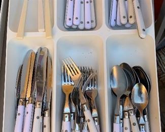 5th Ave Flatware Set